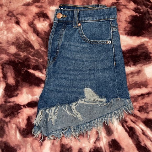 Ripped wild fable Jean shorts with 3 buttons instead of zipper. - Picture 3 of 3